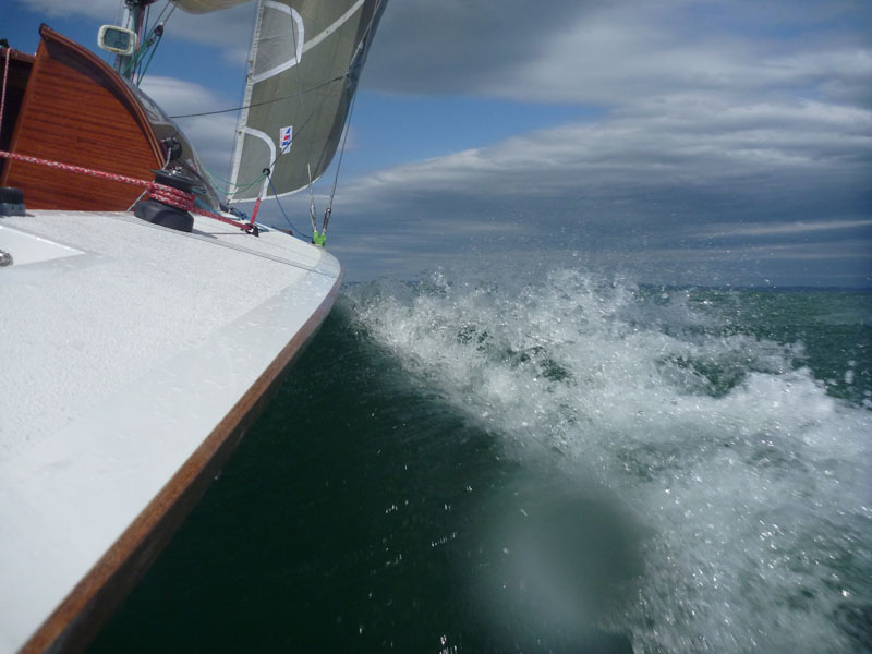 Kieljollenkreuzer K, r-jolle volle Fahrt Regatta-Bedingungen